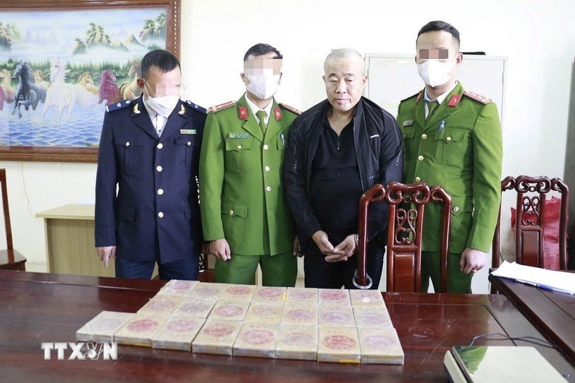 Đối tượng Đào Minh Hoàng cùng tang vật vụ án. (Ảnh: TTXVN phát)