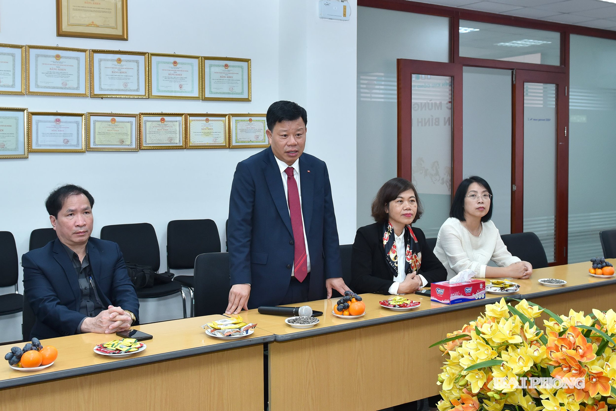 Đồng chí Lê Trung Kiên, Uỷ viên Ban Thường vụ Thành uỷ, Phó Chủ tịch UBND thành phố phát biểu tại cuộc làm việc.