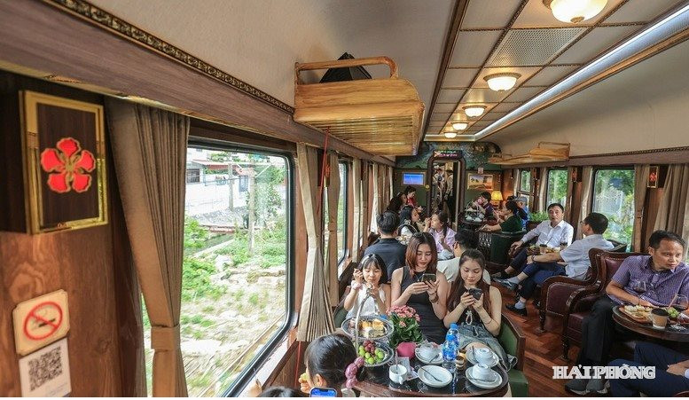 Tàu Hoa Phượng Đỏ đang góp phần làm mới hình ảnh vận tải đường sắt, đồng thời mở ra dư địa phát triển cho du lịch Hải Phòng.