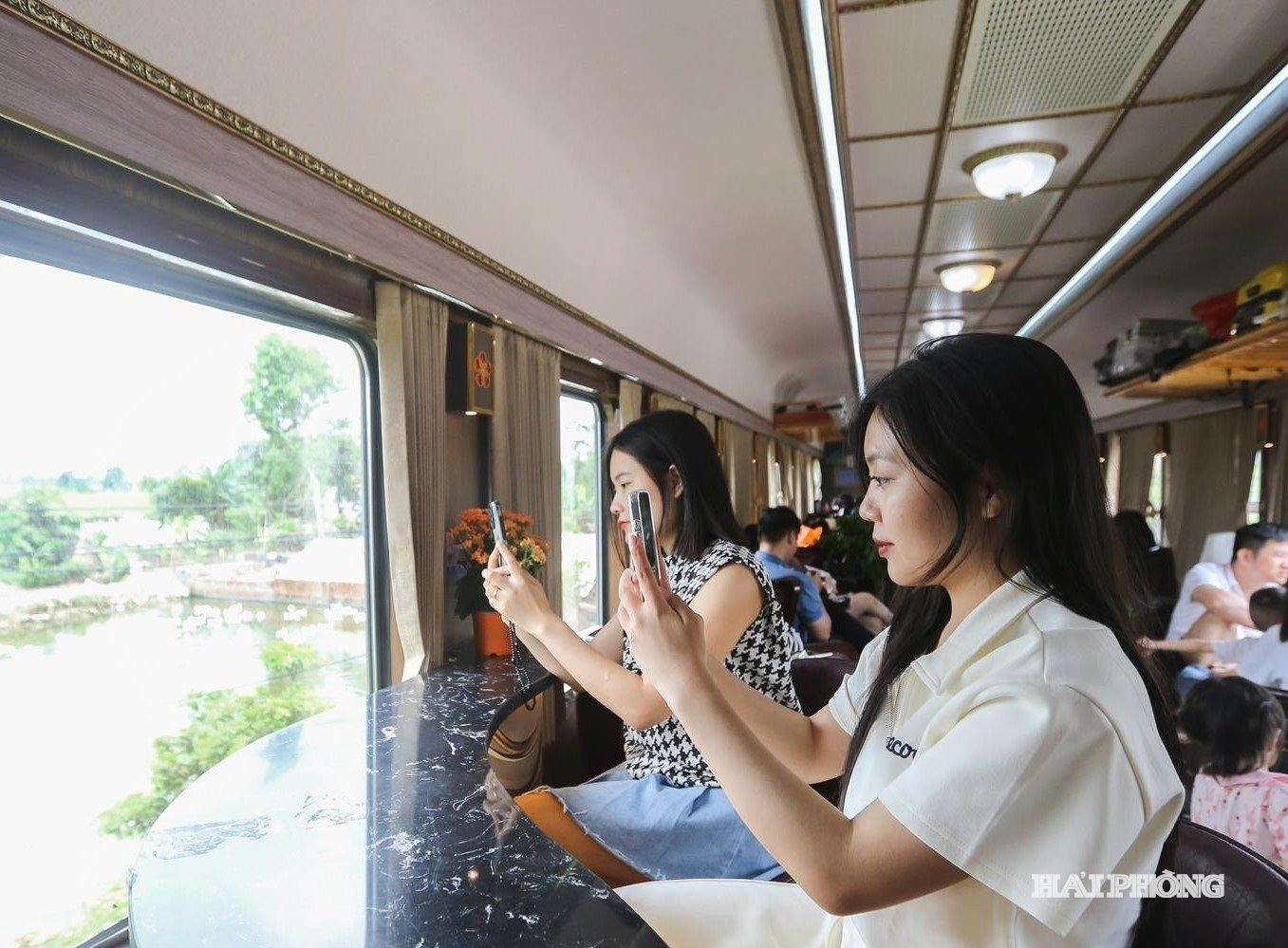 Việc đưa vào khai thác tàu chất lượng cao như Hoa Phượng Đỏ thể hiện quyết tâm của ngành đường sắt trong việc nâng cao năng lực cạnh tranh, từng bước giành lại thị phần vận tải hành khách.