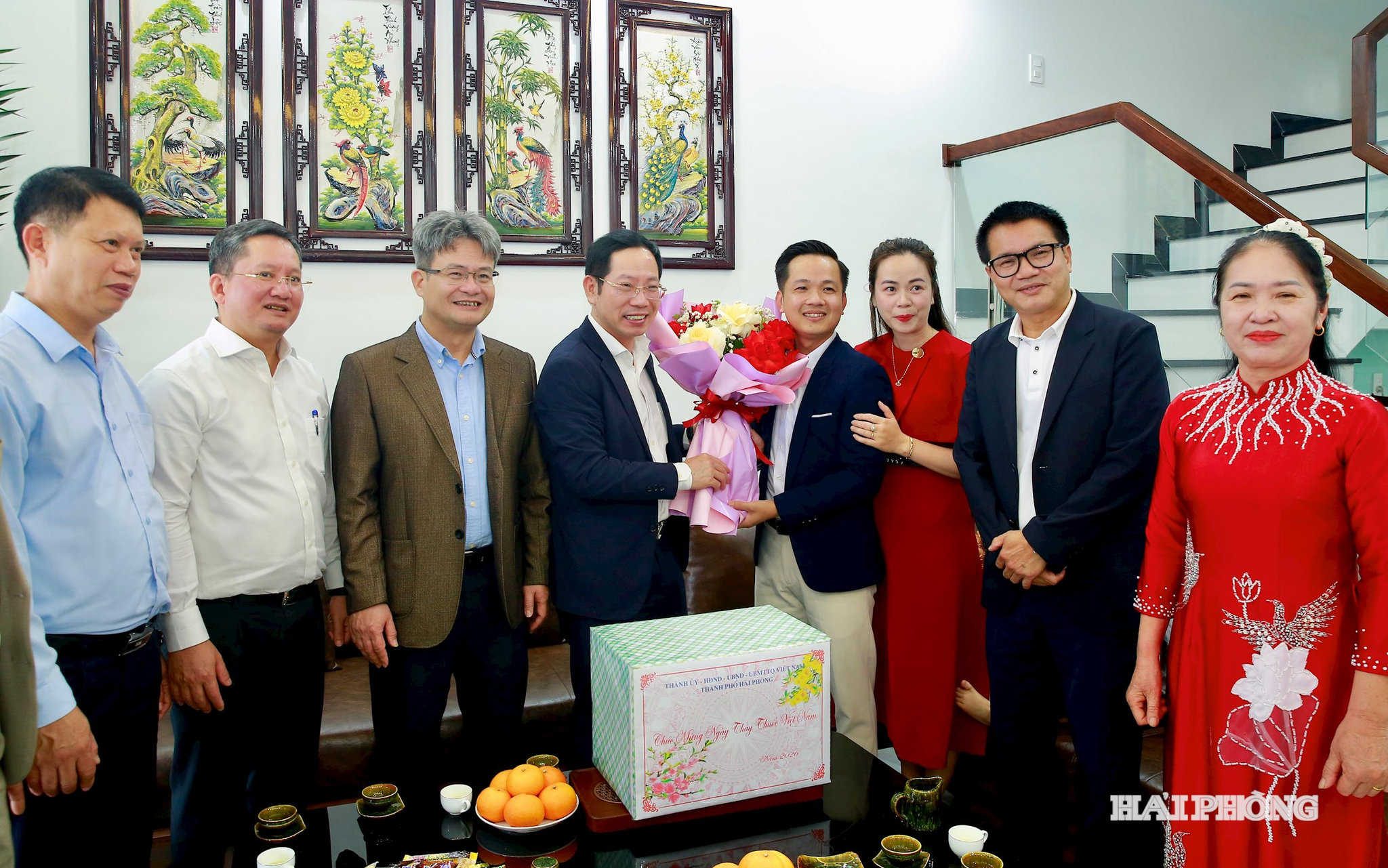 Đồng chí Vũ Tiến Phụng, Uỷ viên Ban Thường vụ Thành uỷ, Phó chỦ tịch UBND thành phố cùng lãnh đạo các ngành và địa phương thăm và tặng hoa chúc mừng Bác sĩ chuyên khoa 1 Nguyễn Kông Hải- Phó trưởng phòng Khoa hồi sức tích cực Bệnh viên Kiến An tại nhà riêng ở số nhà 72 Bình Minh, phường Nam Đồ Sơn