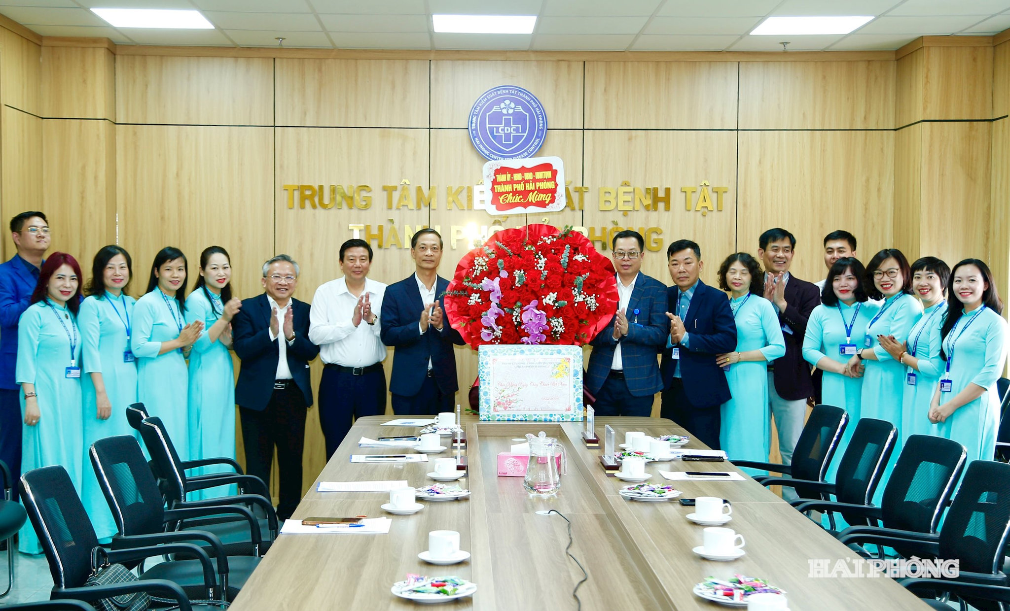 Đồng chí Đỗ Mạnh Hiến, Phó bí thư Thường trực Thành ủy thăm và tặng quà chúc mừng cán bộ, nhân viên, y, bác sĩ Trung tâm Kiểm soát bệnh tật thành phố Hải Phòng.