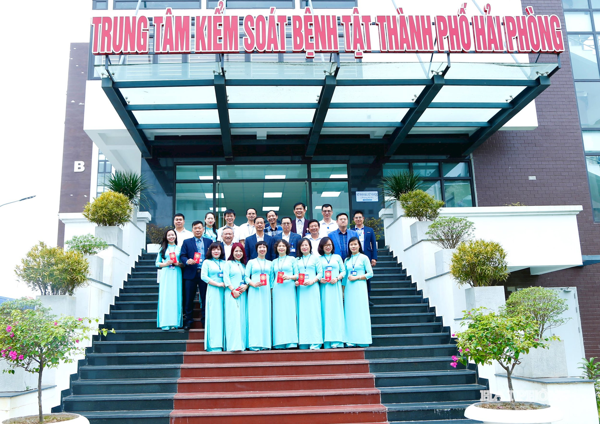 Đồng chí Đỗ Mạnh Hiến, Phó bí thư Thường trực Thành ủy cùng các cán bộ, y, bác sĩ và nhân viên Trung tâm Kiểm soát bệnh tật thành phố Hải Phòng.