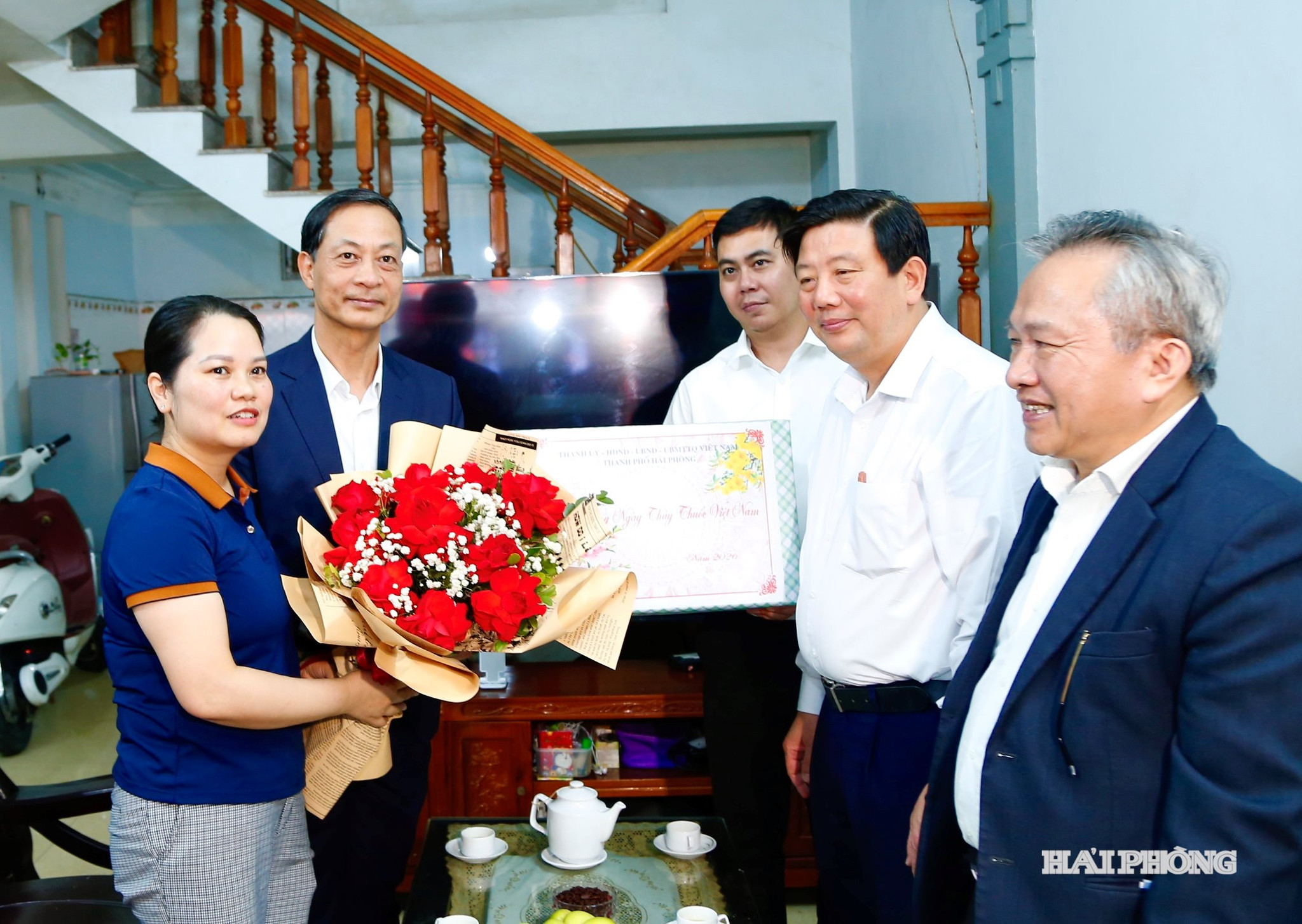 Đồng chí Đỗ Mạnh Hiến, Phó bí thư Thường trực Thành ủy thăm và tặng quà chúc mừng bác sĩ Nguyễn Thị Thuý ở đường Trần Thành Ngọ (phường Kiến An).