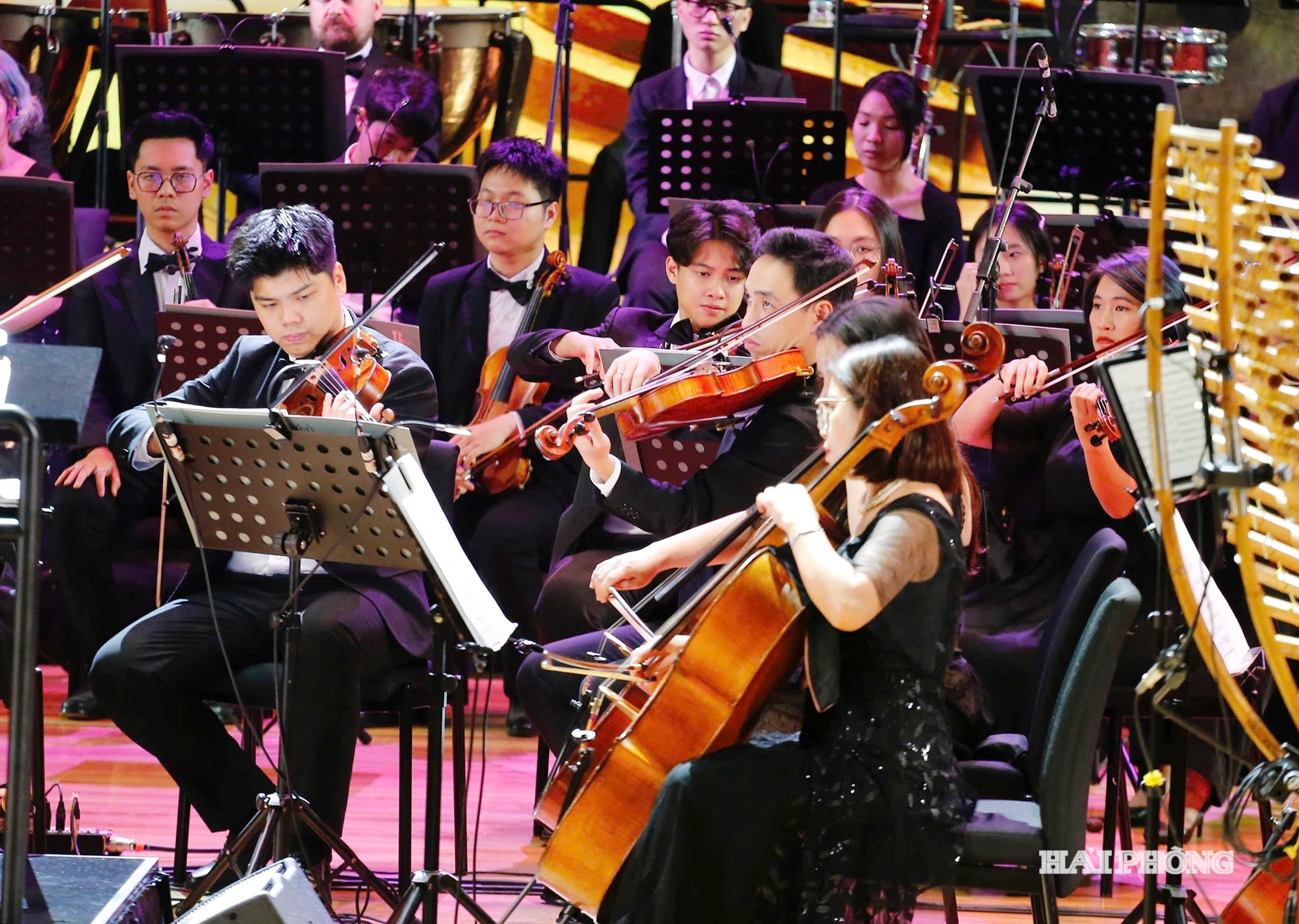 dan-nhac-giao-huong-bieu-dien-tren-san-khau-nha-hat-hoa-phuong-a303c40c8e65c72ec40326c062ef689d.jpg