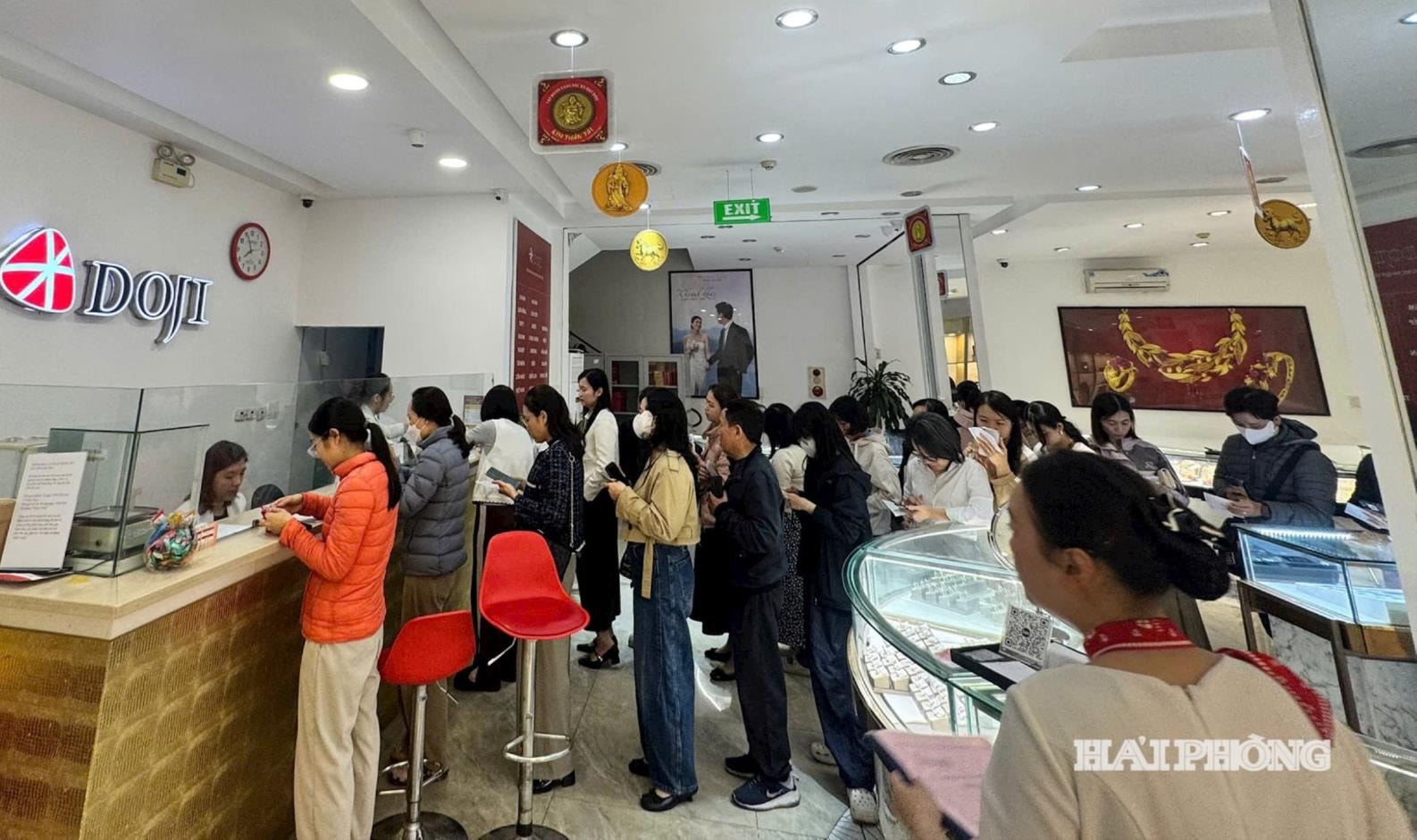 La mattina del 25 febbraio, numerose persone si sono messe in fila per acquistare oro presso il negozio DOJI in via To Hieu, nel quartiere di Le Chan.