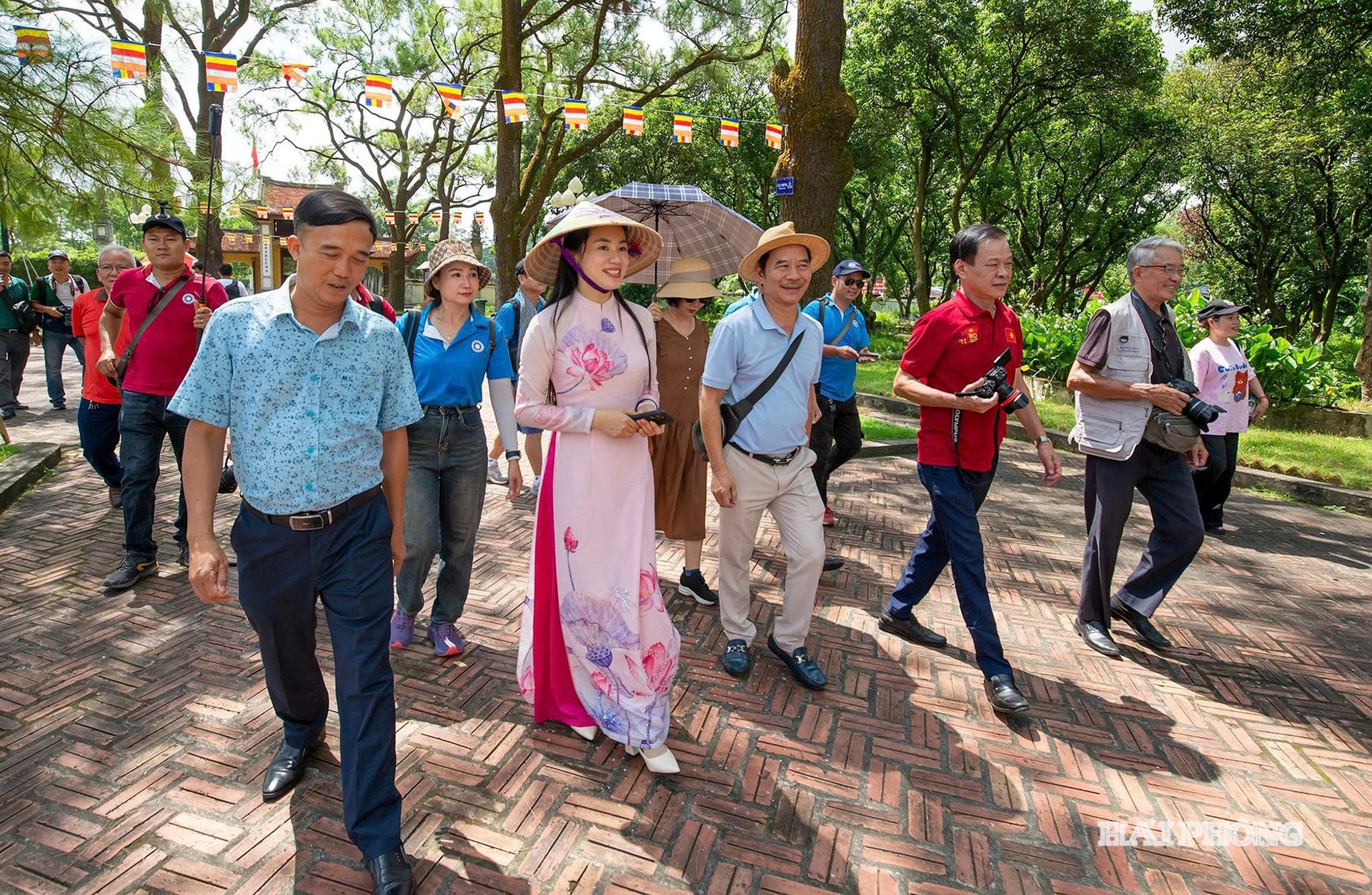 du-khach-tham-quan-chua-con-son.-anh-nguyen-xuan-thanh-1f918613455a7b0130648a1748c5705a.jpg