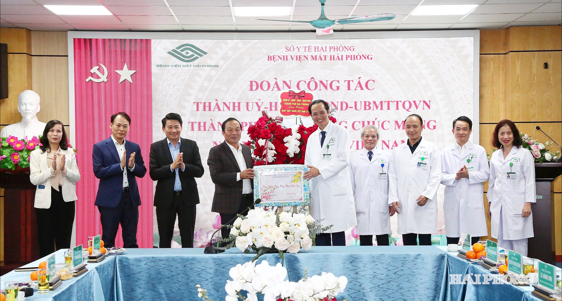 Đồng chí Lê Văn Hiệu, Phó bí thư Thành ủy, Chủ tịch HĐND thành phố thăm các Y, bác sĩ Bệnh viện Mắt Hải Phòng nhân ngày Thầy thuốc Việt Nam 27-2