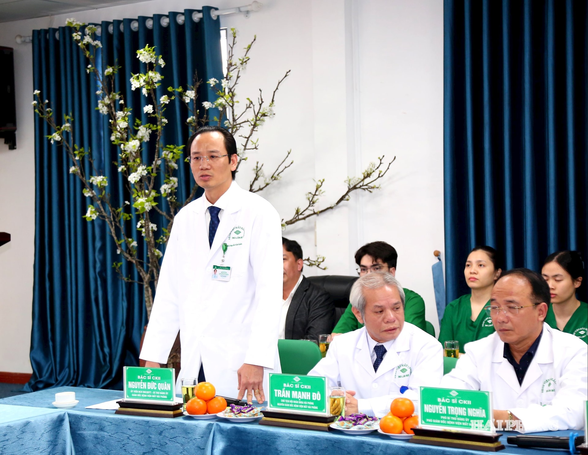 Đồng chí Nguyễn Y Quân, Giám đốc Bệnh viện Mắt Hải Phòng báo cáo hoạt động của bệnh viện trong năm qua với Phó bí thư Thành ủy, Chủ tịch HĐND thành phố Lê Văn Hiệu