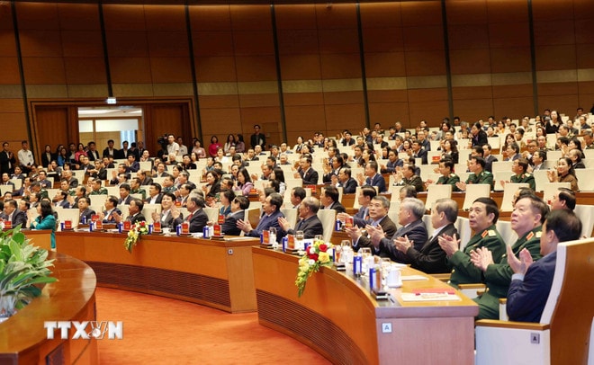 Các đồng chí lãnh đạo, nguyên lãnh đạo Đảng, Nhà nước dự hội nghị. (Ảnh: Phương Hoa/TTXVN) ttxvn-2502-hoc-tap-nghi-quyet-3.jpg
