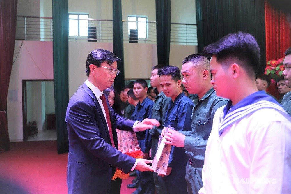 tang-qua tan binh 1