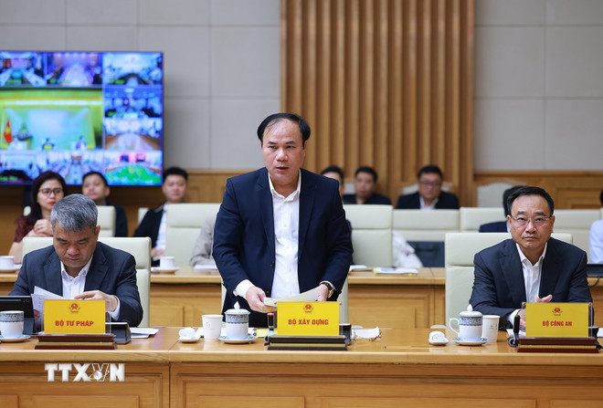 Thứ trưởng Bộ Xây dựng Nguyễn Văn Sinh báo cáo tình hình nhà ở và thị trường bất động sản. (Ảnh: Dương Giang/TTXVN) ttxvn-thu-tuong-chu-tri-phien-hop-thu-6-cua-bcd-tu-ve-chinh-sach-nha-o-va-thi-truong-bat-dong-san-3.jpg