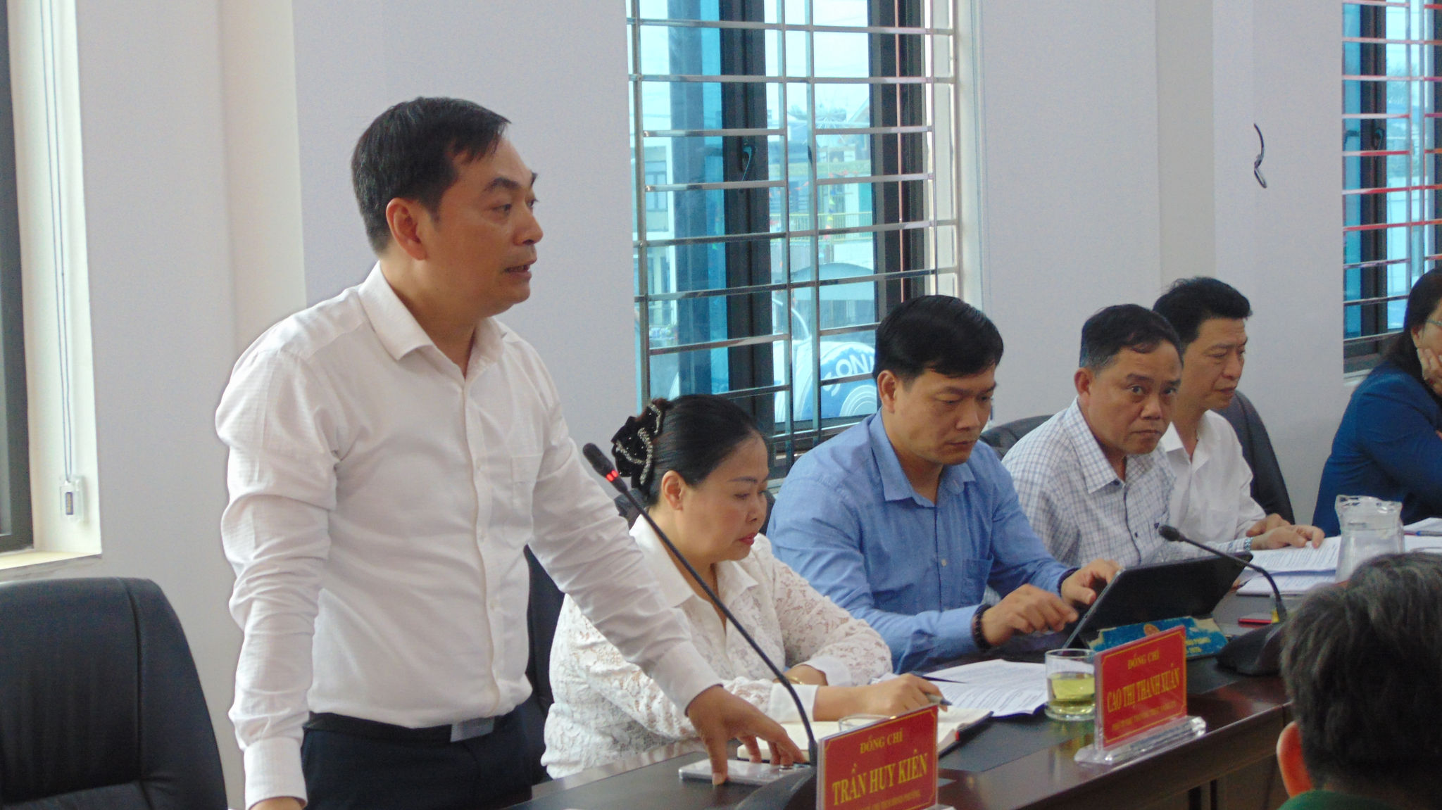 Đồng chí Trần Huy Kiên, Bí thư Đảng ủy phường Bạch Đằng phát biểu ý kiến tại hội nghị. Ảnh: VIỆT ANH
