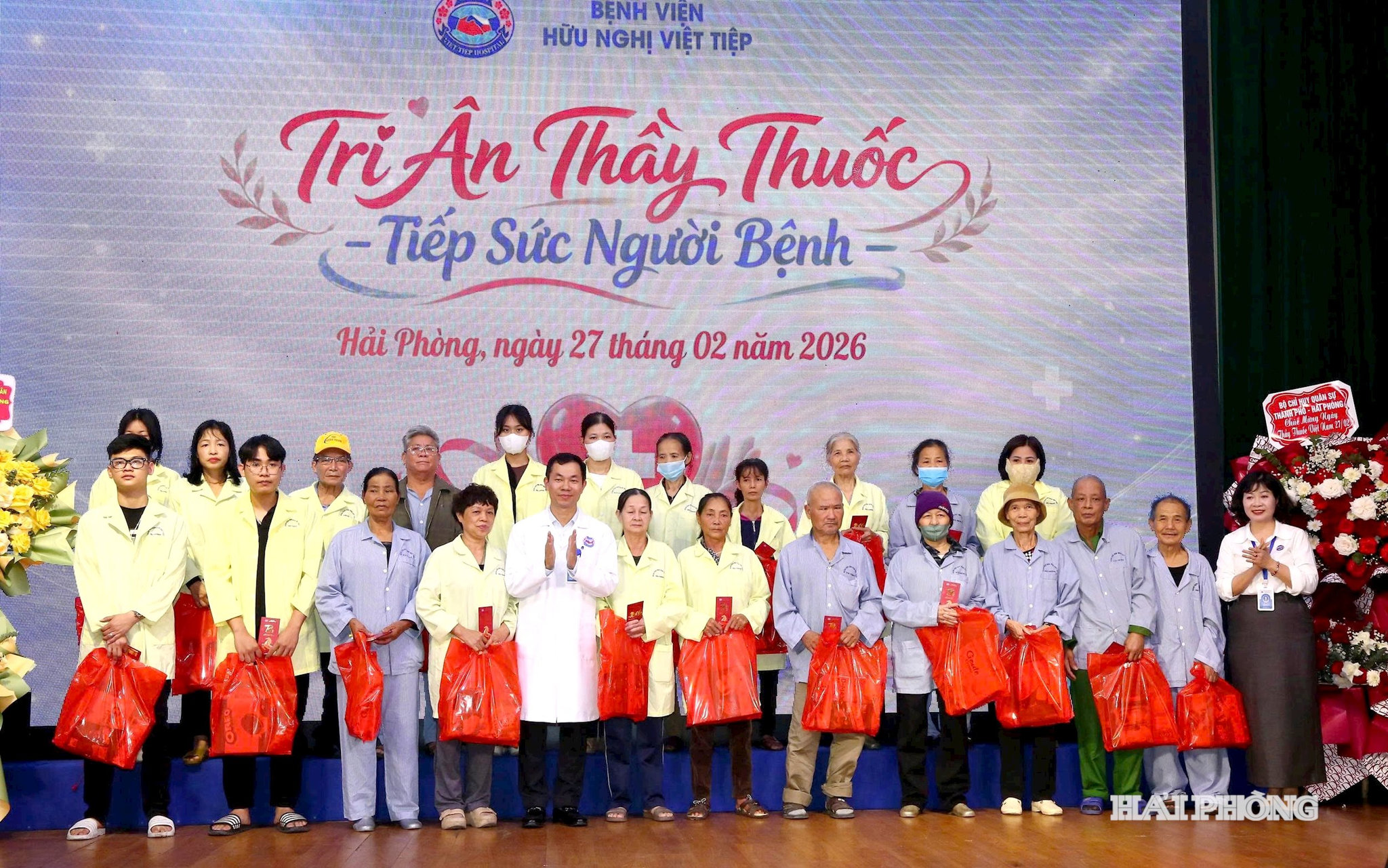 Ban Giám đốc Bệnh viện Hữu nghị Việt Tiệp cùng các nhà hảo tâm tặng 45 suất quà tặng người bệnh có hoàn cảnh khó khăn đang điều trị tại bệnh viện