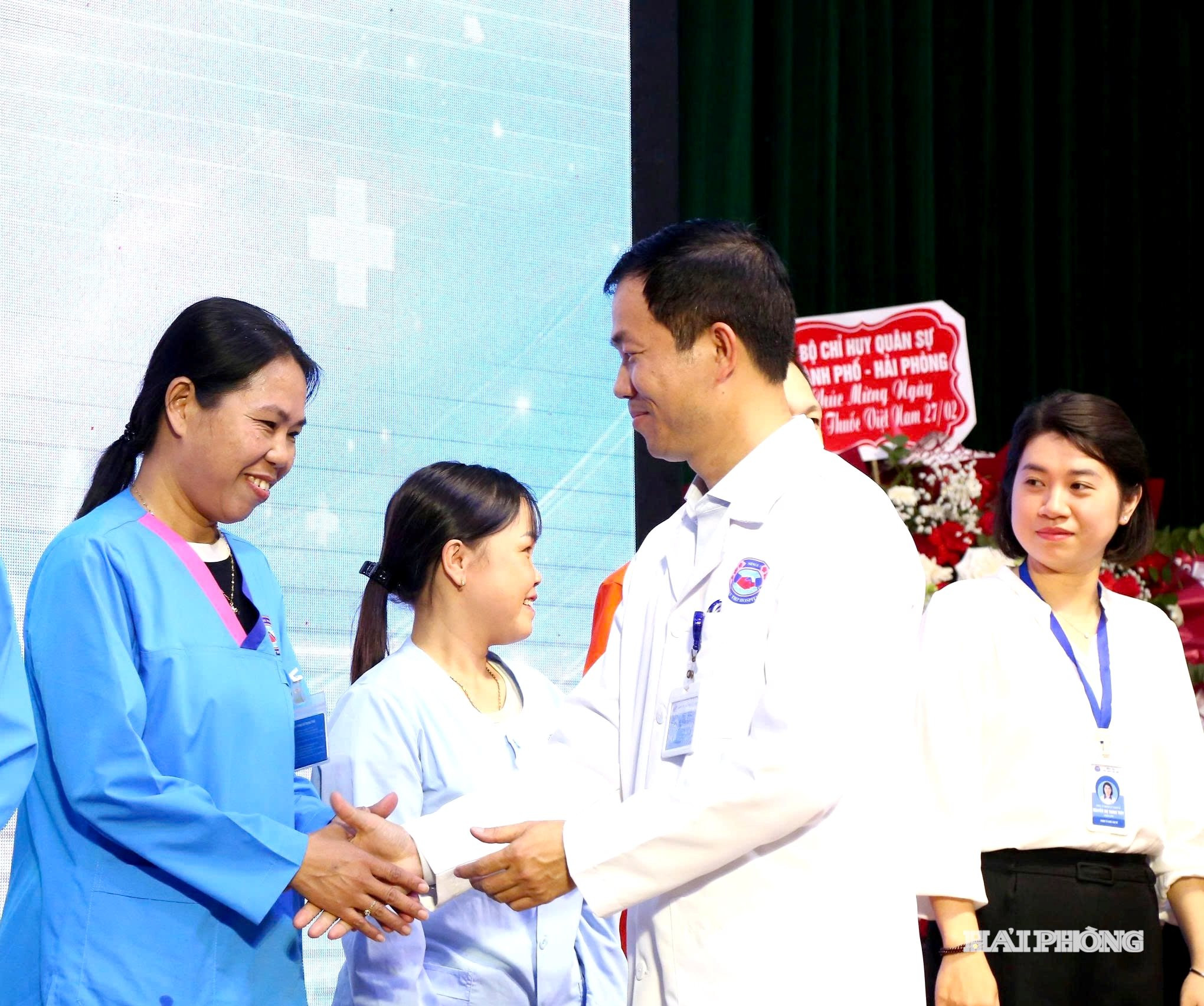 Ban giám đốc Bệnh viện Hữu nghị Việt Tiệp tặng quà tri ân các Y bác sĩ đồng hành cùng người bệnh khó khăn đang điều trị tại Bệnh viện