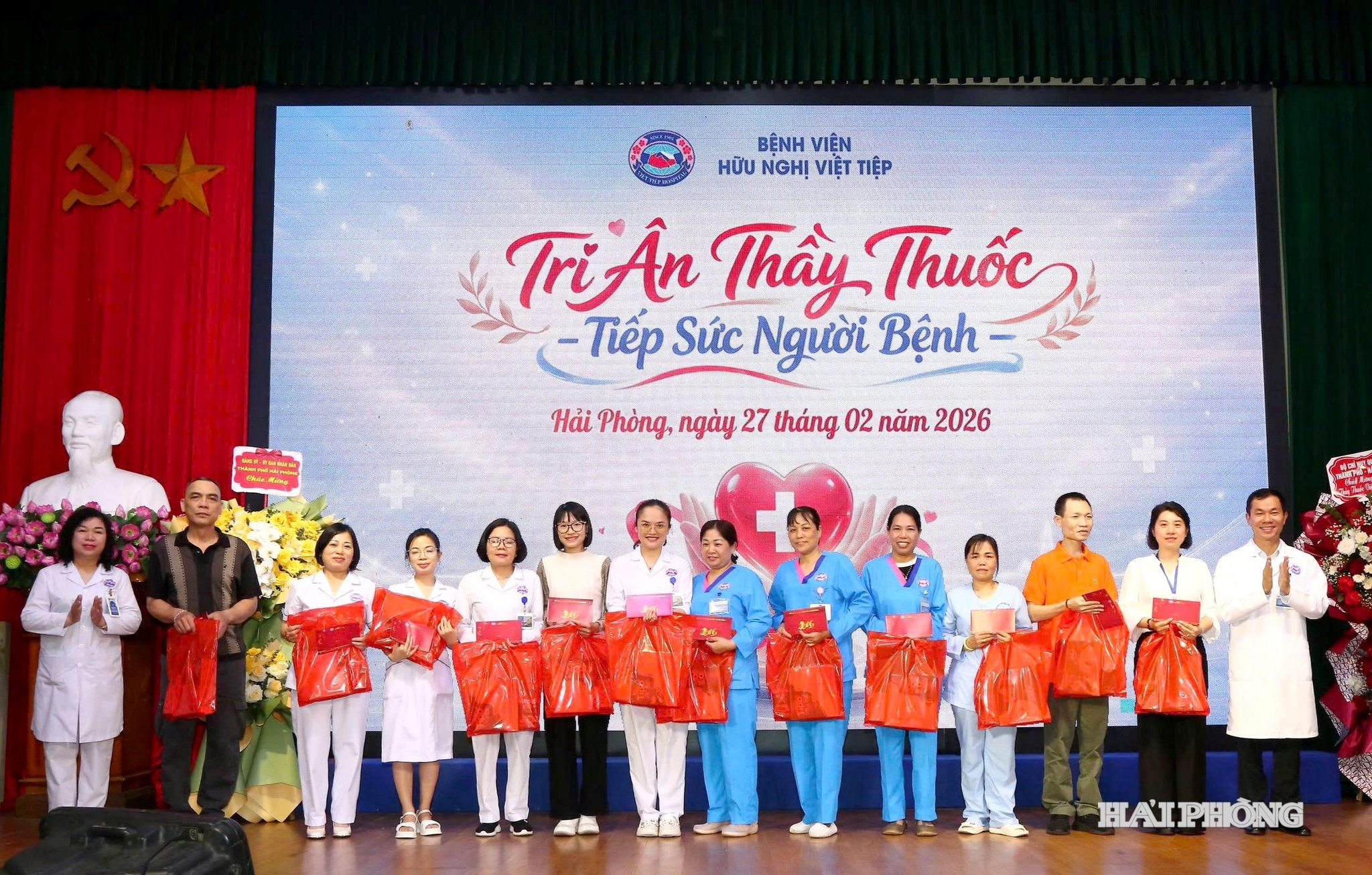 Ban giám đốc Bệnh viện Hữu nghị Việt Tiệp tặng quà tri ân các Y bác sĩ đồng hành cùng người bệnh khó khăn đang điều trị tại Bệnh viện