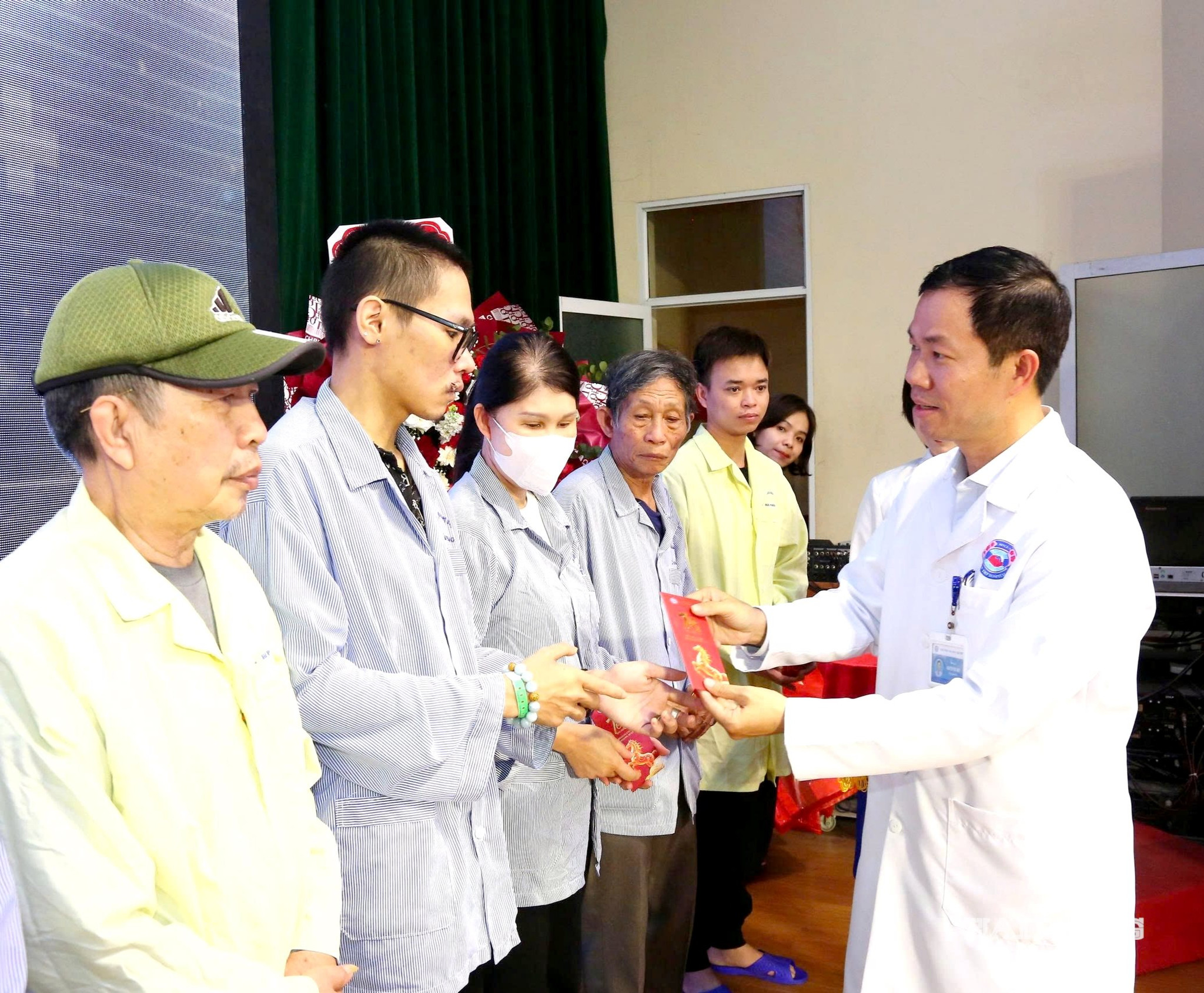 Ban Giám đốc Bệnh viện Hữu nghị Việt Tiệp cùng các nhà hảo tâm tặng 45 suất quà tặng người bệnh có hoàn cảnh khó khăn đang điều trị tại bệnh viện