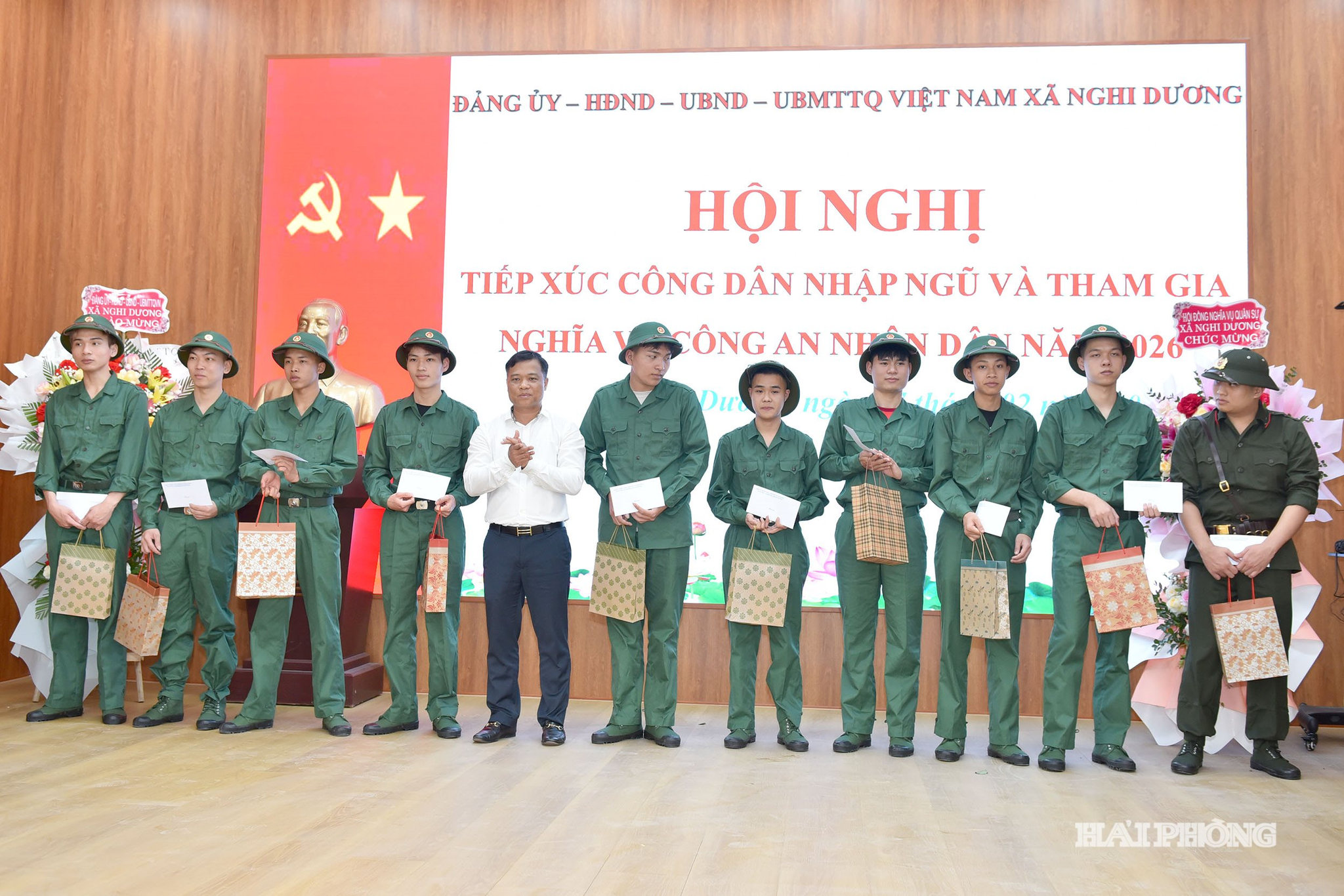 Lãnh đạo xã Nghi Dương trao quà tặng công dân nhập ngũ và tham gia nghĩa vụ Công an nhân dân năm 2026.