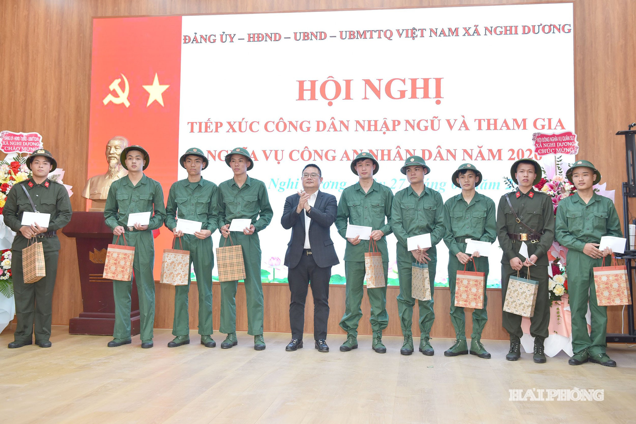 Lãnh đạo xã Nghi Dương trao quà tặng công dân nhập ngũ và tham gia nghĩa vụ Công an nhân dân năm 2026.