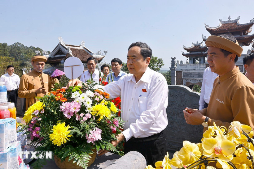 Chủ tịch Quốc hội Trần Thanh Mẫn dâng hoa tưởng nhớ Chủ tịch Hồ Chí Minh tại Đền Chung Sơn - Đền thờ Gia tiên Bác Hồ. (Ảnh: Doãn Tấn/TTXVN)