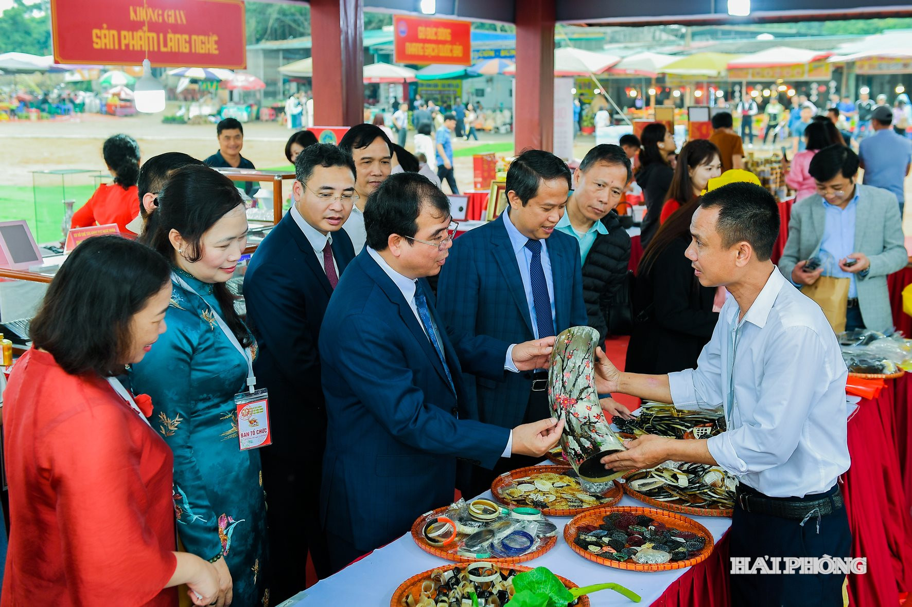 Các đại biểu tham quan các gian hàng đặc sản
