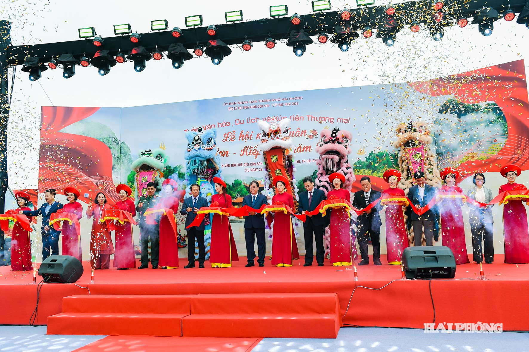 Đồng chí Nguyễn Minh Hùng, Phó Chủ tịch UBND thành phố và các đại biểu cắt băng khai mạc Tuần Văn hóa, Du lịch và Xúc tiến thương mại 2026 (2)