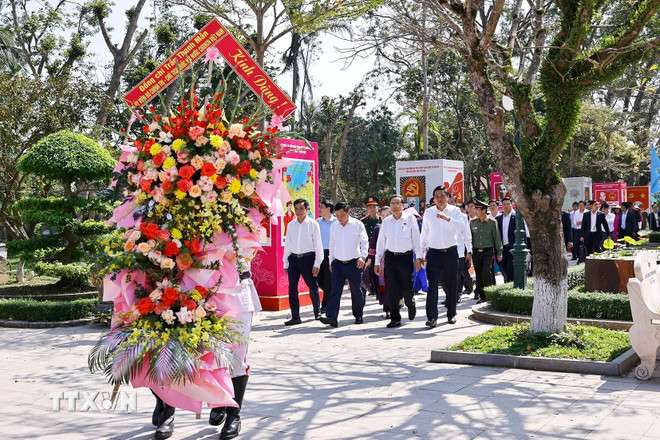 Chủ tịch Quốc hội Trần Thanh Mẫn và đoàn công tác đến dâng hoa, dâng hương tưởng nhớ Chủ tịch Hồ Chí Minh tại Khu Di tích quốc gia đặc biệt Kim Liên. (Ảnh: Doãn Tấn/TTXVN) ttxvn-chu-tich-quoc-hoi-dang-huong-tuong-niem-bac-ho-tai-nghe-an-8612720-5.jpg