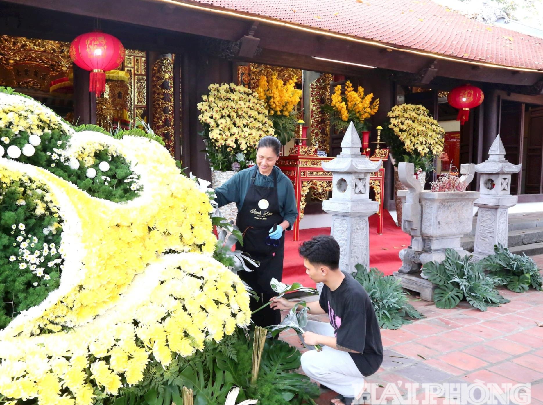 Các khâu trang trí chuẩn bị cho lễ hội đang được khẩn trương hoàn tất