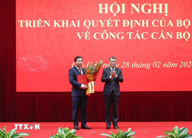 Ủy viên Bộ Chính trị, Bí thư Trung ương Đảng, Trưởng Ban Tổ chức Trung ương Lê Minh Hưng trao quyết định và tặng hoa chúc mừng tân Bí thư Tỉnh ủy Lào Cai Dương Quốc Huy. (Ảnh: Tuấn Anh/TTXVN) ttxvn-lao-cai-1.jpg