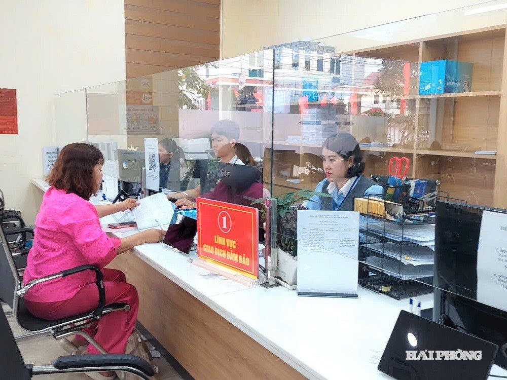 Công dân đến thực hiện thủ tục hành chính tại Trung tâm Phục vụ hành chính công phường An Dương