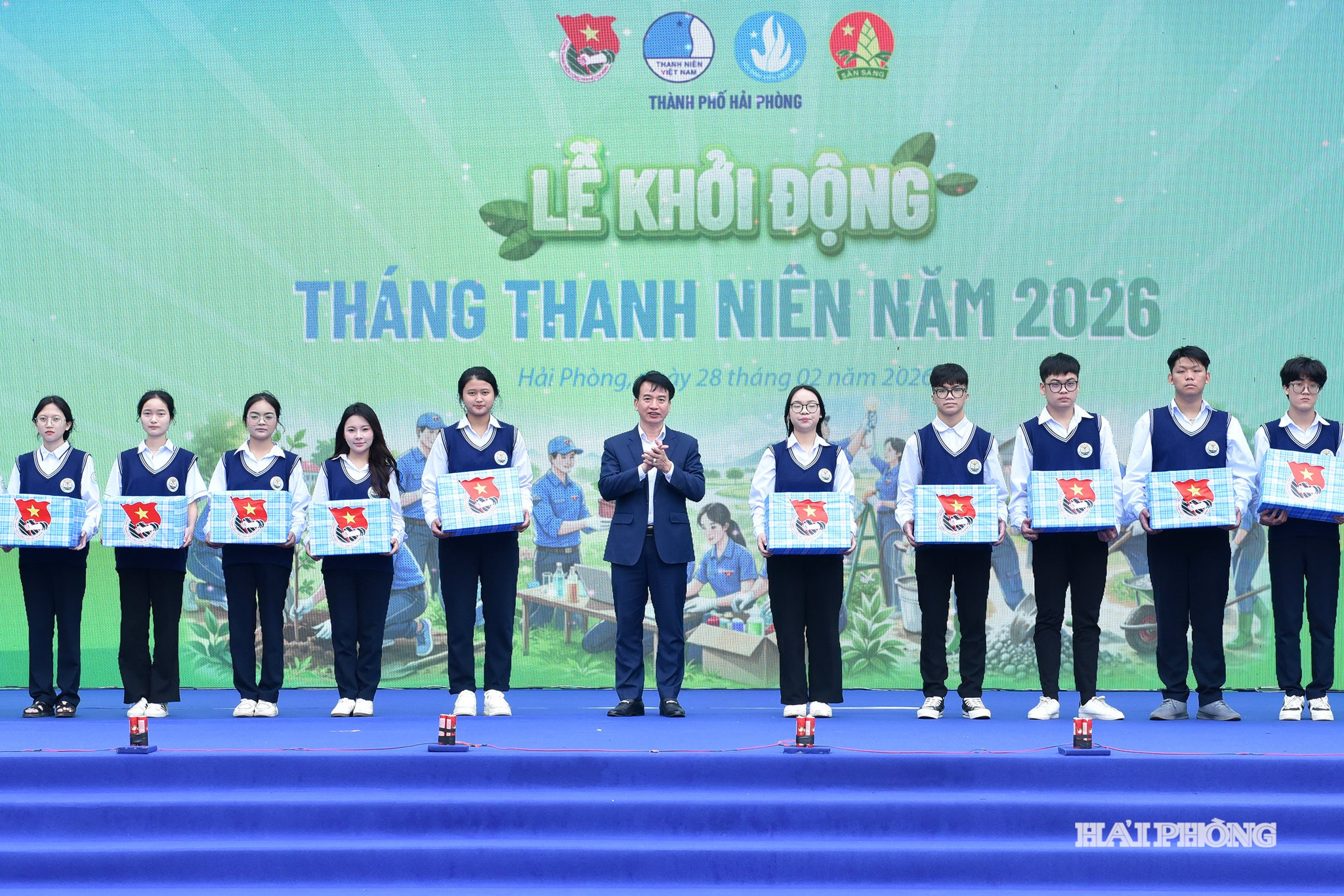Đồng chí Nguyễn Đức Tuấn, Uỷ viên Ban Thường vụ Thành uỷ, Phó Chủ tịch Thường trực Uỷ ban MTTQ Việt Nam thành phố Hải Phòng trao quà tặng tới các học sinh có hoàn cảnh khó khăn trên địa bàn phường Hồng An.