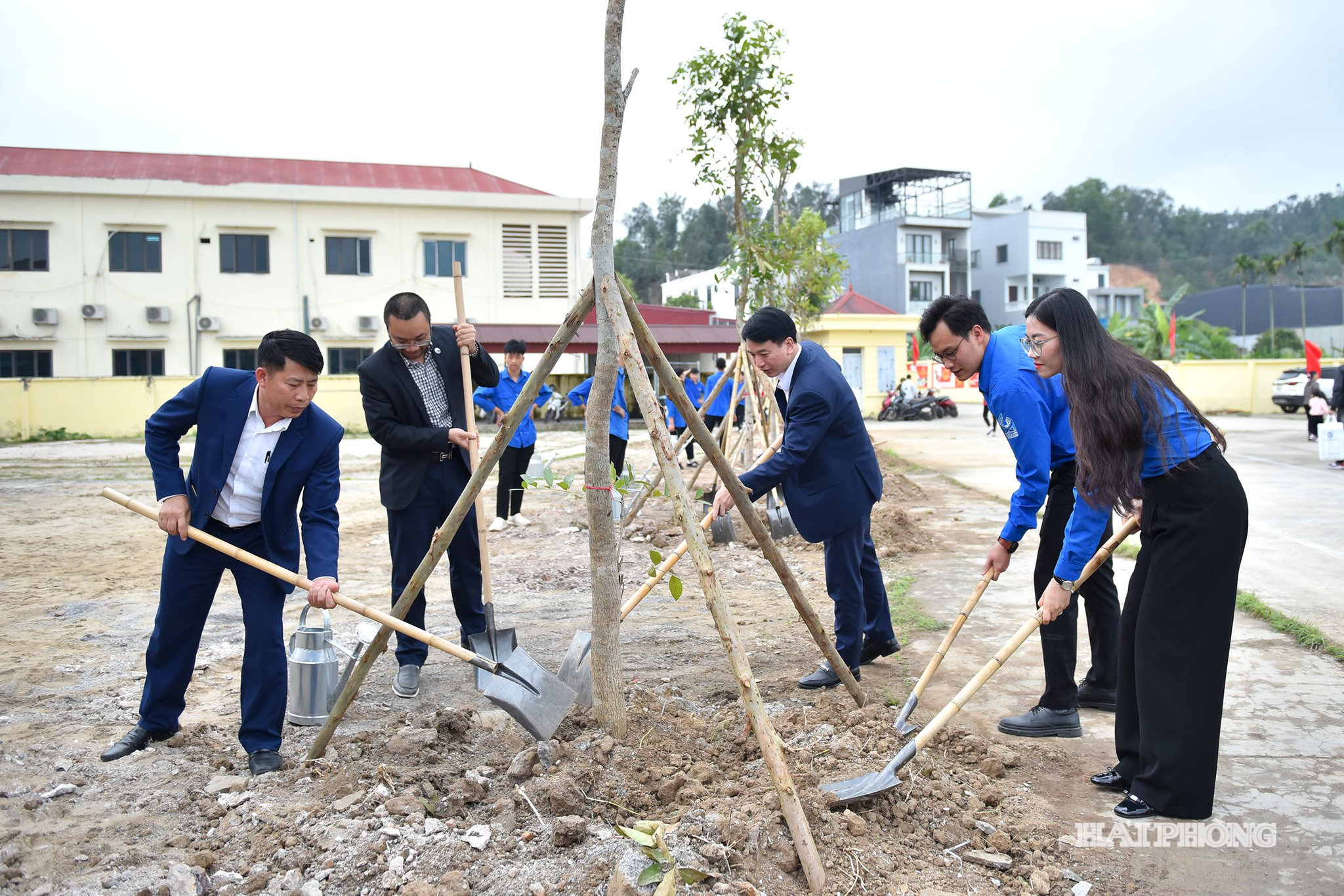 Đồng chí Nguyễn Đức Tuấn, Uỷ viên Ban Thường vụ Thành uỷ, Phó Chủ tịch Thường trực Uỷ ban MTTQ Việt Nam thành phố Hải Phòng trồng cây tại xã Việt Khê.