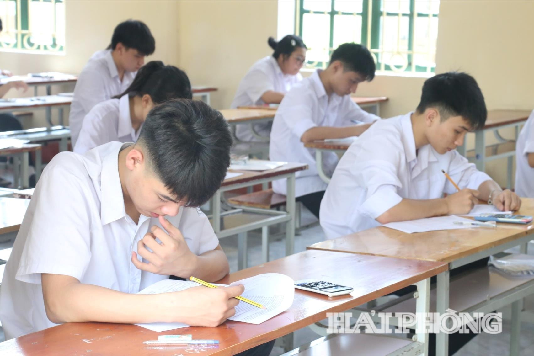 Giới hạn 15 nguyện vọng là đủ để thí sinh cân nhắc về ngành nghề đào tạo, xác định ngành học phù hợp với năng lực, sở trường. Trong ảnh: Thí sinh ở Hải Phòng thi tốt nghiệp THPT năm 2025 (ảnh tư liệu)