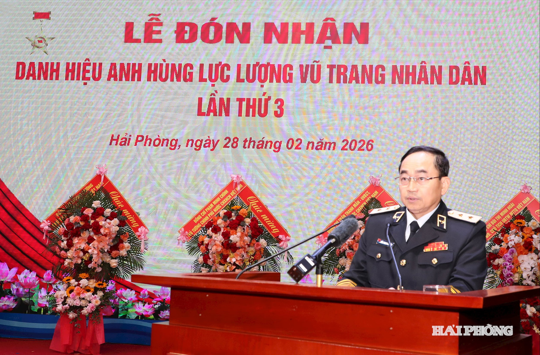 Phó Đô đốc Trần Thanh Nghiêm báo cáo thành tích của Hải quân nhân dân Việt Nam.