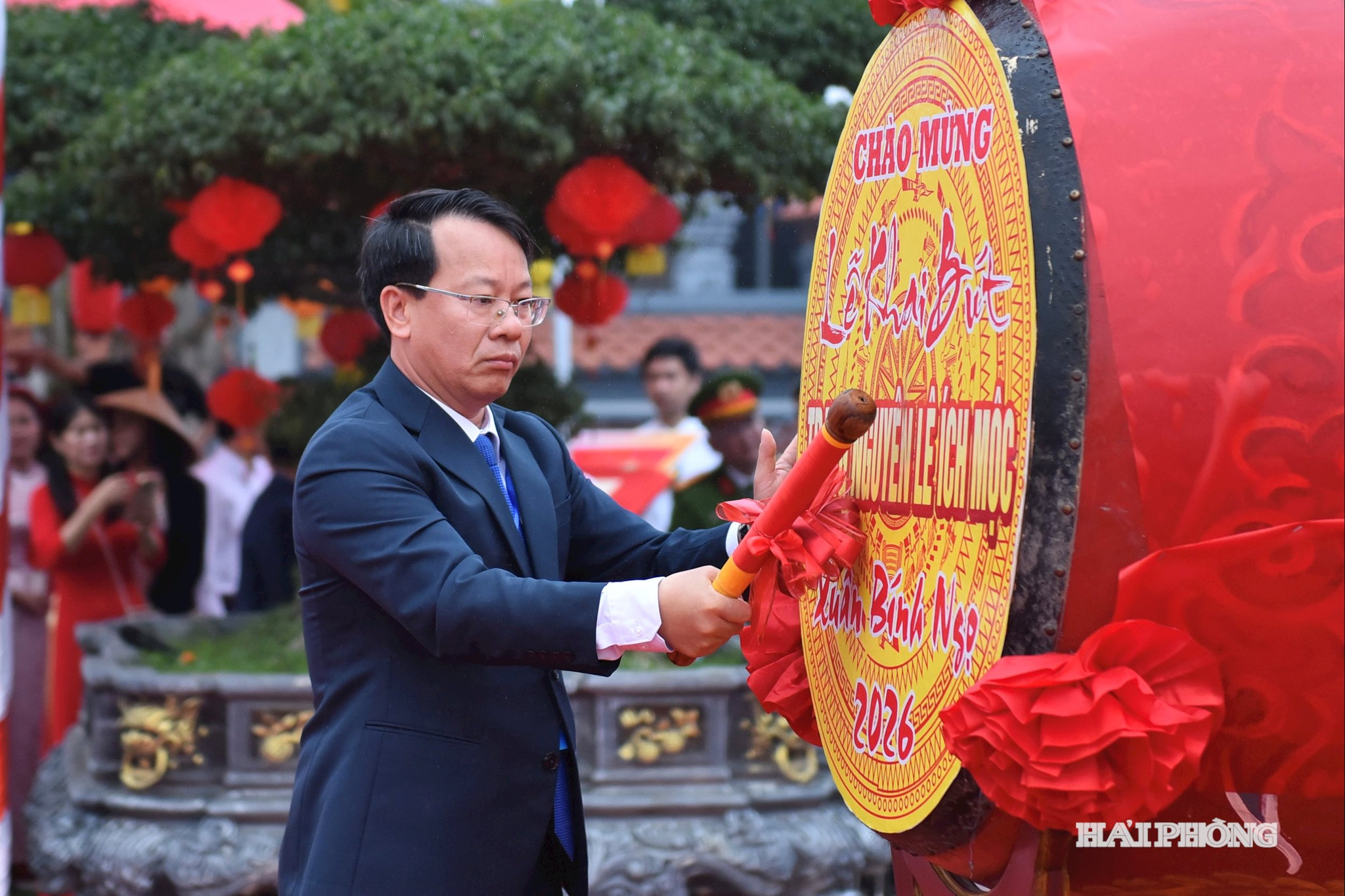 Lãnh đạo phường Lê Ích Mộc đánh trống khai mạc Lễ khai bút.