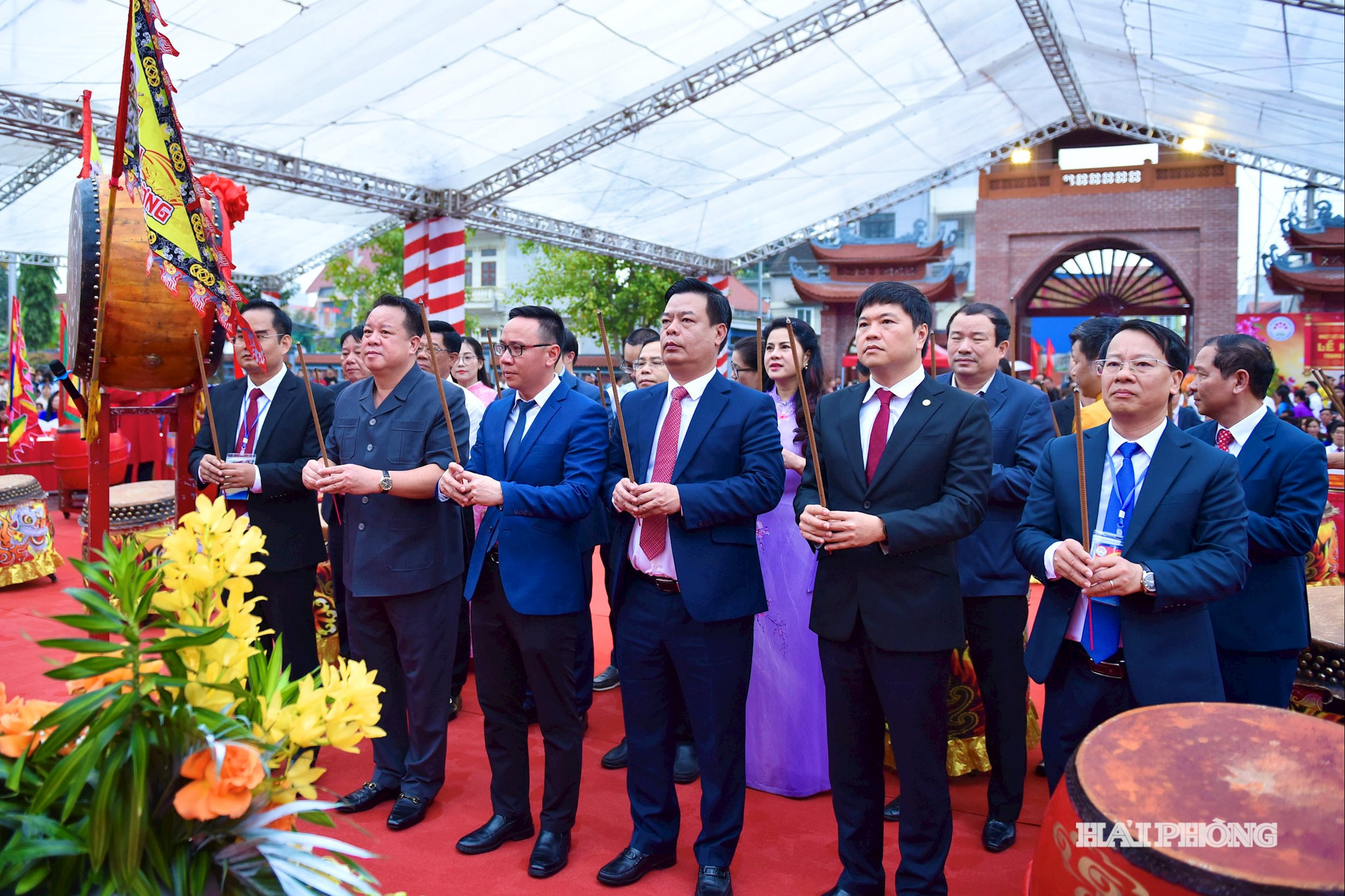 Các đồng chí lãnh đạo thành phố dâng hương tại Đền thờ trạng nguyên Lê Ích Mộc.