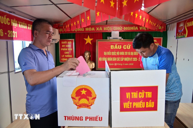 Thuyền viên tàu Hải An 68 bỏ phiếu bầu cử trên tàu Trường Sa 04. (Ảnh: TTXVN phát) ttxvn-nhieu-don-vi-dang-lam-nhiem-vu-tren-bien-da-thuc-hien-bau-cu-som-10.jpg