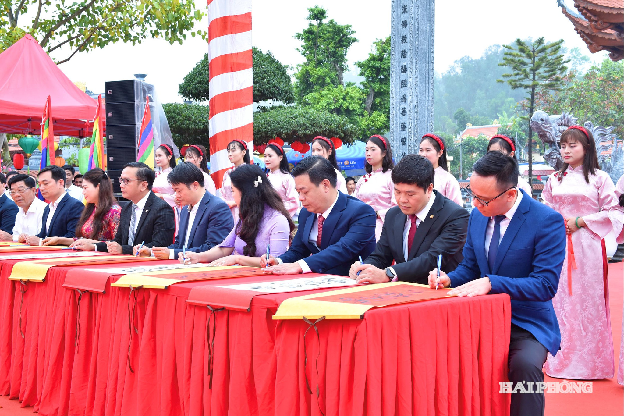 Các đồng chí lãnh đạo thành phố thực hiện tại nghi thức khai bút.