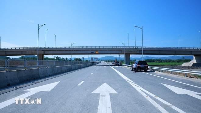 Tuyến cao tốc Quảng Ngãi-Hoài Nhơn. (Ảnh: Dương Giang/TTXVN) ttxvn-thu-tuong-kiem-tra-cong-trinh-giao-thong-trong-diem-tu-quang-ngai-den-khanh-hoa-5.jpg