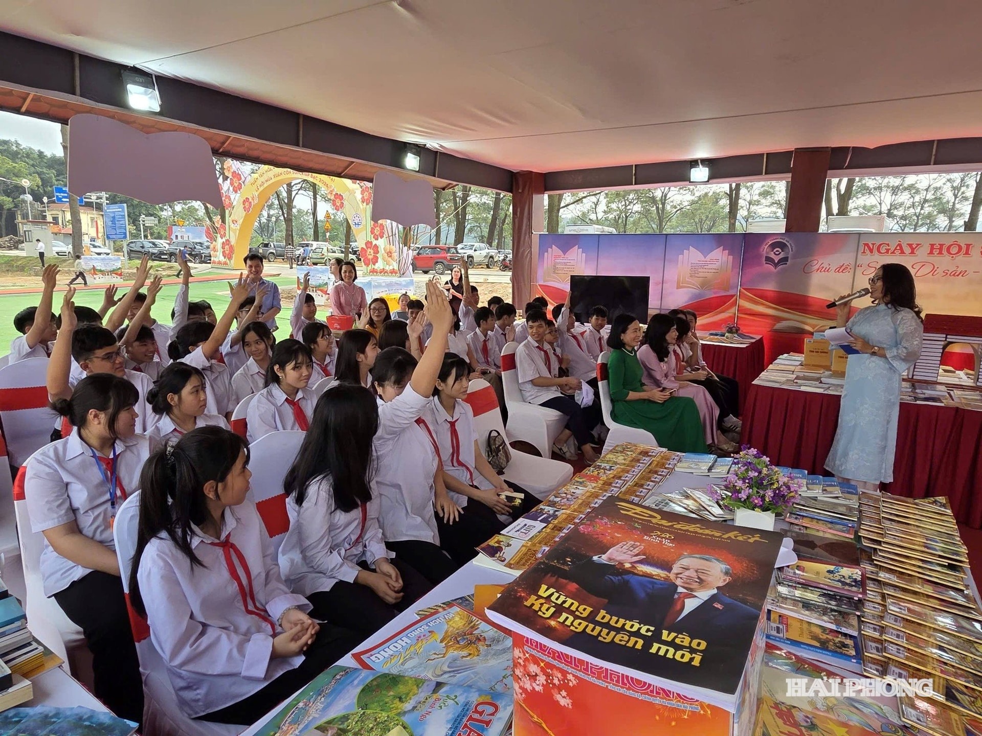 Các cháu học sinh tham gia trải nghiệm