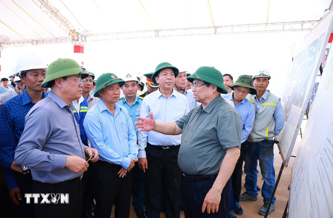 Thủ tướng Phạm Minh Chính kiểm tra tiến độ thi công dự án xây dựng đường cất hạ cánh số 2 Cảng hàng không Phù Cát (Gia Lai). (Ảnh: Dương Giang/TTXVN) ttxvn-thu-tuong-kiem-tra-cong-trinh-giao-thong-trong-diem-tu-quang-ngai-den-khanh-hoa-16.jpg