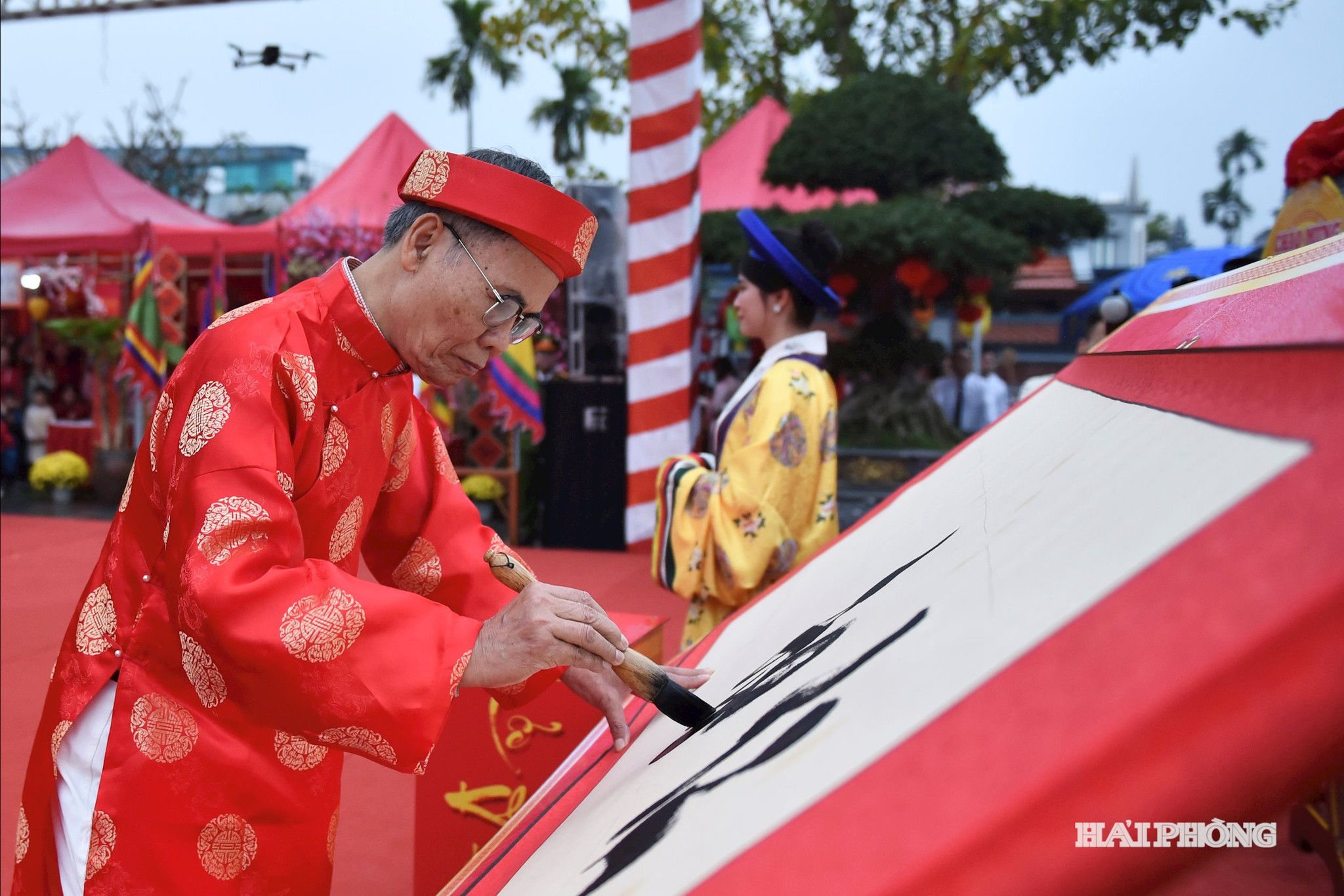 Nhà thư pháp Lê Anh Châu khai bút.