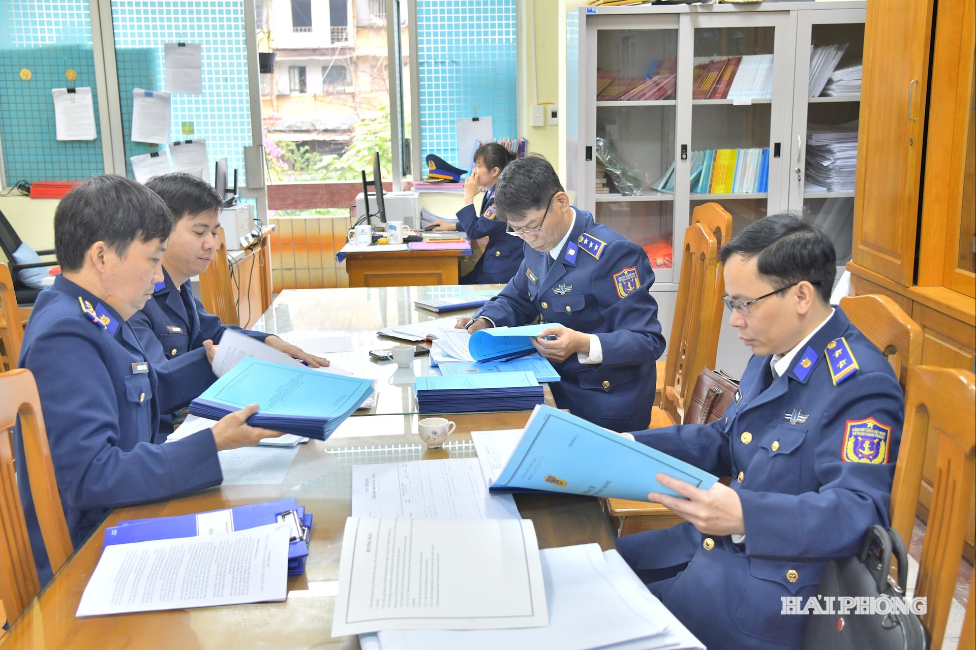Đoàn công tác trực tiếp kiểm tra hệ thống sổ sách, văn kiến chiến đấu