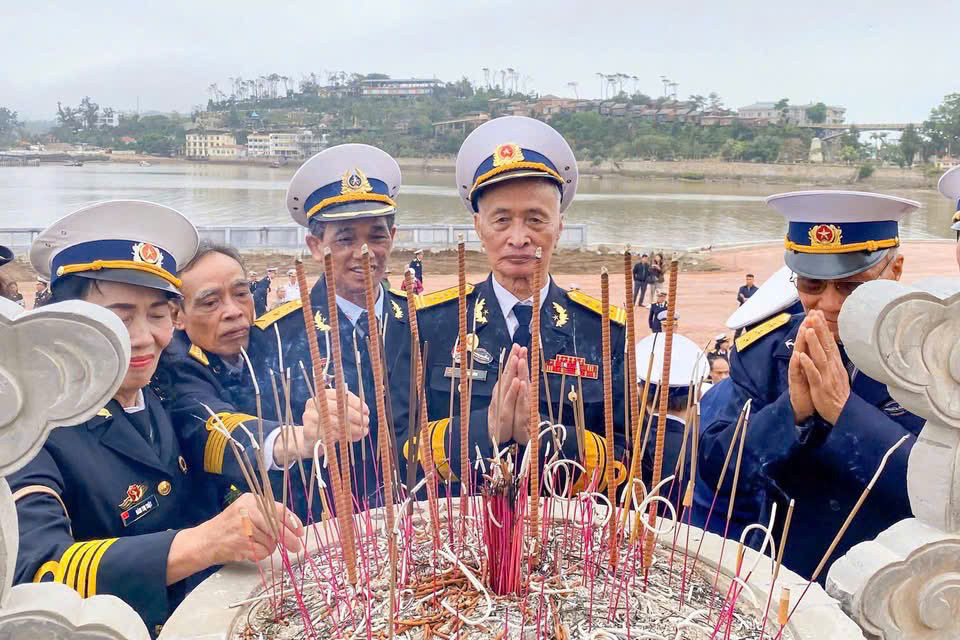 Ông Lưu Đình Lừng cùng các cựu binh thắp nén nhang tại Bến K15, tưởng nhớ đồng đội - những người đã ra đi mãi mãi trên các chuyến tàu không số.