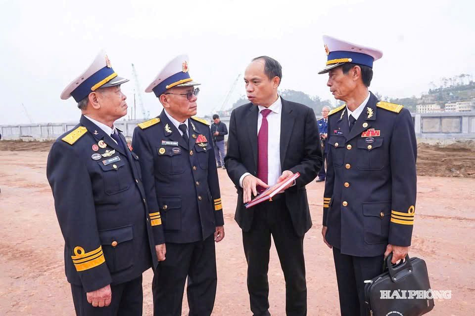 Lãnh đạo phường Đồ Sơn cùng các đại biểu ôn lại lịch sử những 
