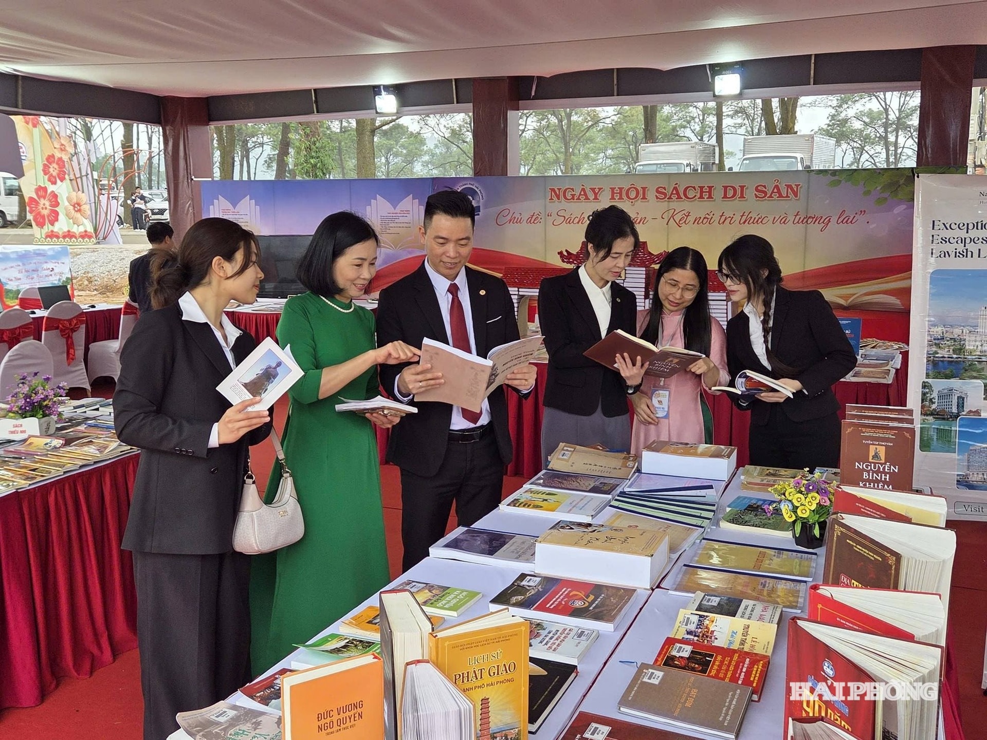 Đông đảo người dân, du khách tham gia Ngày hội sách Di sản tại Lễ hội mùa Xuân Côn Sơn - Kiếp Bạc