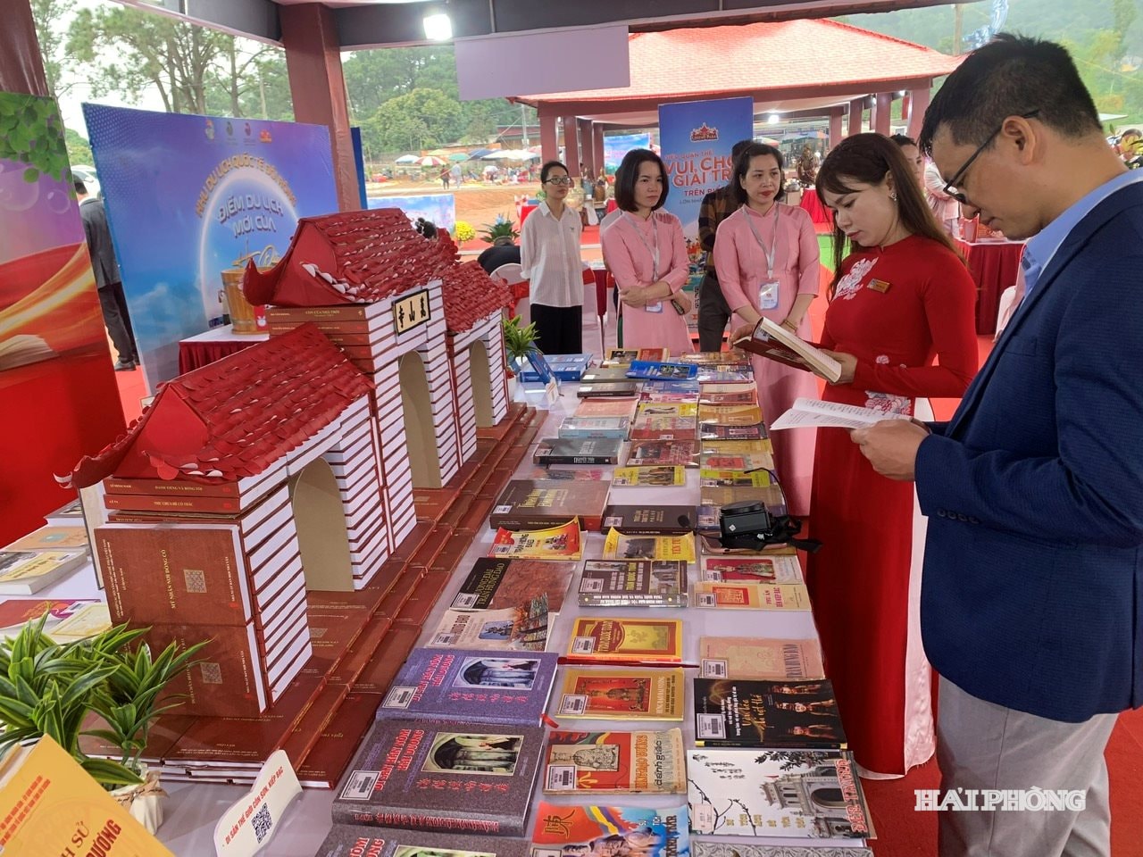 Du khách tham quan mô hình trưng bày cổng Côn Sơn bằng sách