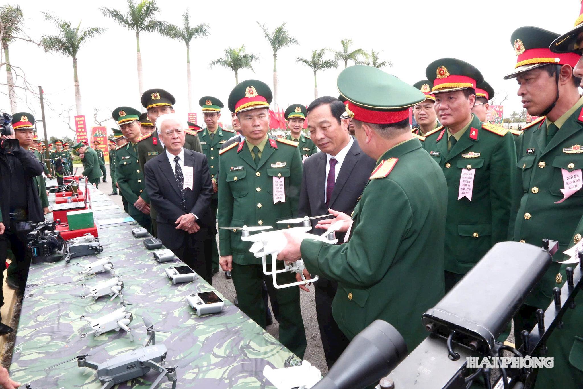 Đồng chí Lê Văn Hiệu, Phó bí thư Thành ủy, Chủ tịch HĐND thành phố cùng lãnh đạo Ban Chỉ huy quân sự thành phố thăm quan mô hình học cụ