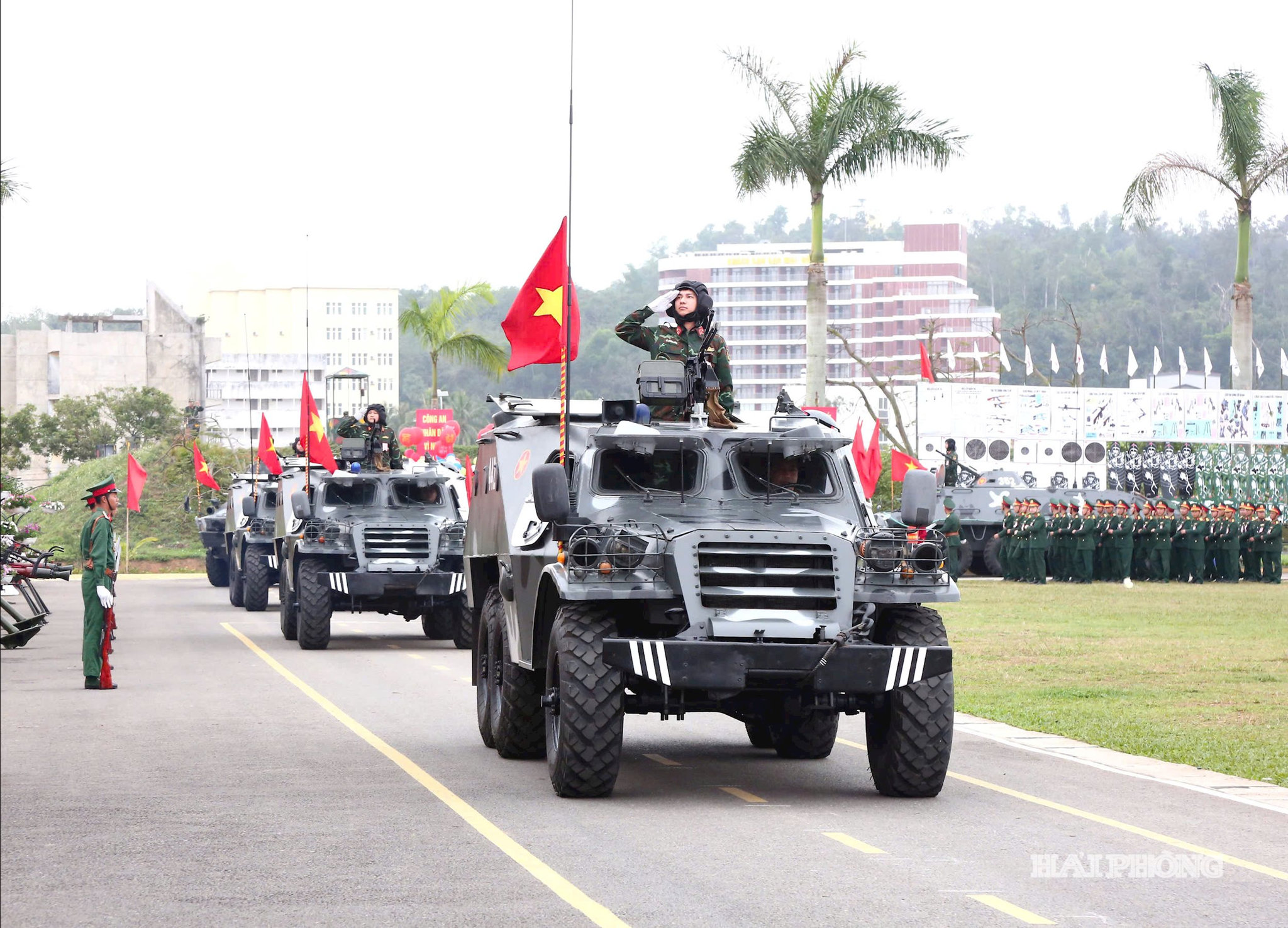 Khối xe của Bộ Chỉ huy Quân sự và Công An thành phố tham gia duyệt đội ngũ