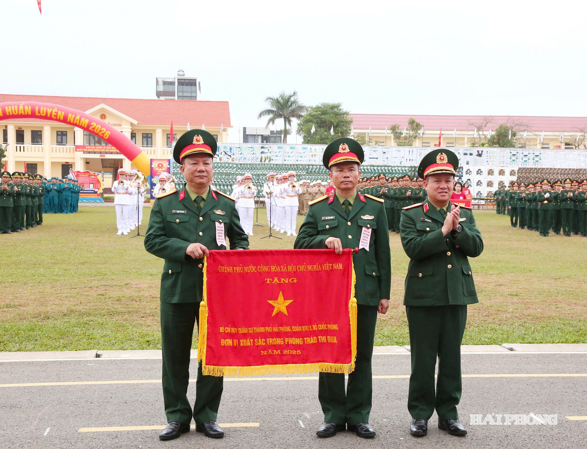 Thiếu tướng Khúc Thành Dư, Ủy viên Thường vụ Đảng ùy, Phó Chính ủy Quân Khu 3 trao cờ Thi đua xuất sắc của Chính phủ tặng Bộ Chỉ huy Quân sự thành phố.